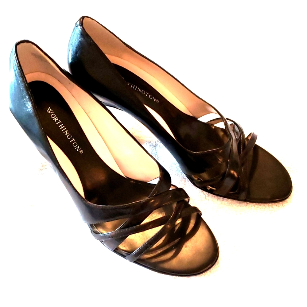Worthington  black pumps